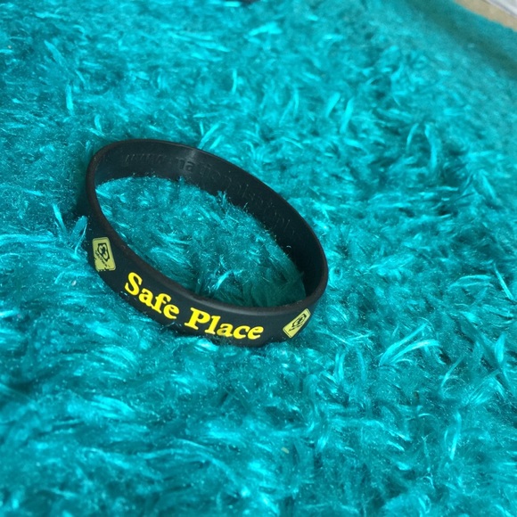 Safe Place black and yellow silicone bracelet - Picture 2 of 5